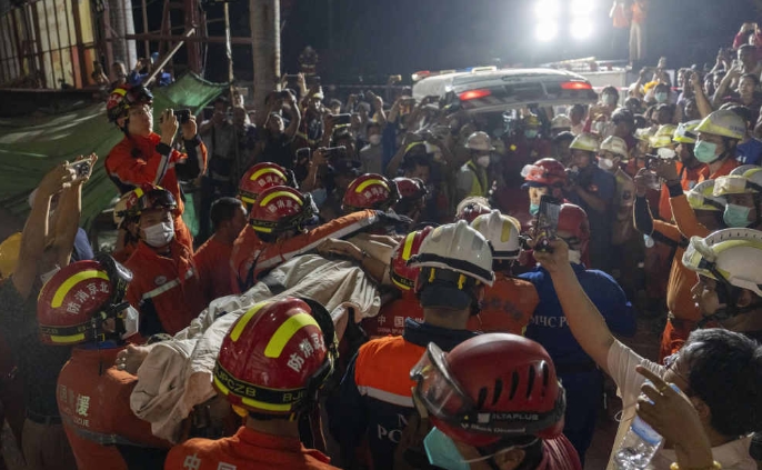 中國の救援隊がミャンマーで60時間近く生き埋めの女性救出