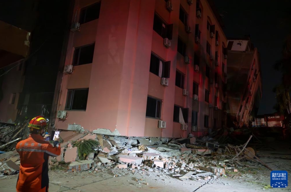 ミャンマーで中國(guó)の救援隊(duì)が生存者の捜索に全力盡くす