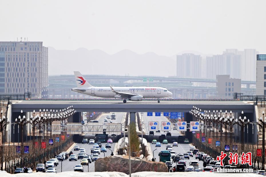 蘭州空港の飛行機(jī)が通過(guò)する連絡(luò)誘導(dǎo)路橋が人気撮影スポットに　甘粛?蘭州
