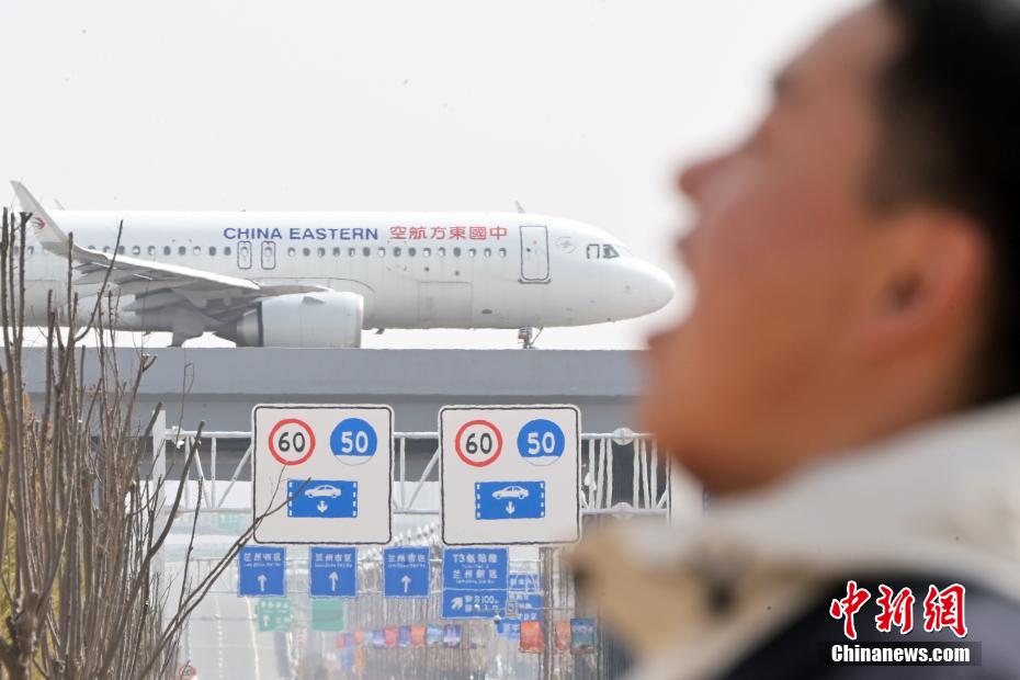 蘭州空港の飛行機(jī)が通過(guò)する連絡(luò)誘導(dǎo)路橋が人気撮影スポットに　甘粛?蘭州