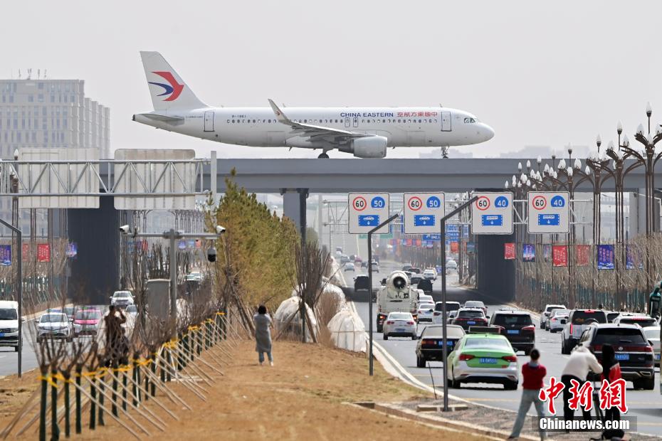 蘭州空港の飛行機(jī)が通過する連絡(luò)誘導(dǎo)路橋が人気撮影スポットに　甘粛?蘭州