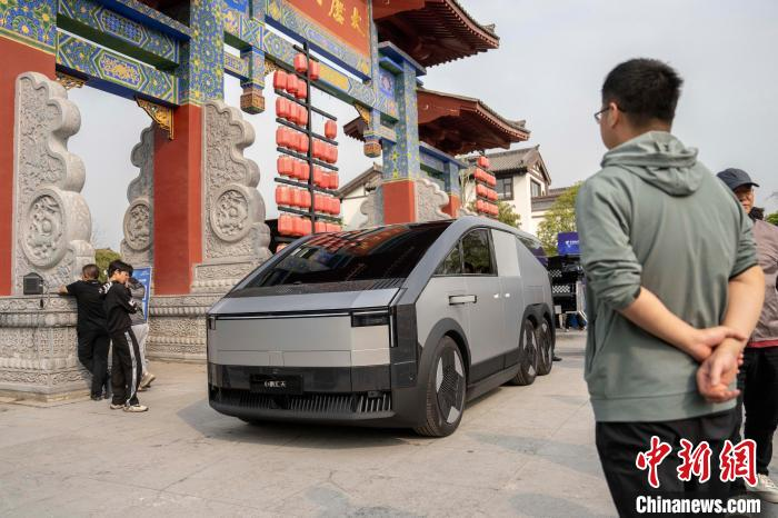 湖南省常徳市で初飛行を?qū)g施した小鵬匯天の分割式の空飛ぶクルマ「陸上の航空母艦」の地上走行ユニット（3月27日撮影?蔡文龍）。