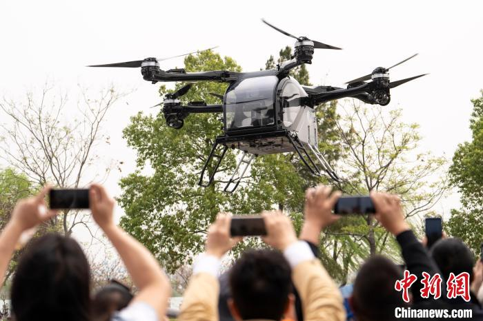 湖南省常徳市で初飛行を?qū)g施した小鵬匯天の分割式の空飛ぶクルマ「陸上の航空母艦」の飛行ユニットの飛行デモンストレーションの様子（3月27日撮影?蔡文龍）。