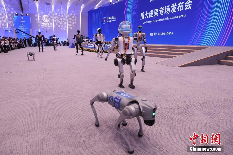 2025中関村フォーラム年次総會(huì)で活躍したロボットに記念メダル授與