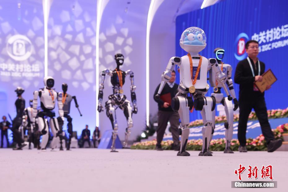 2025中関村フォーラム年次総會(huì)で活躍したロボットに記念メダル授與