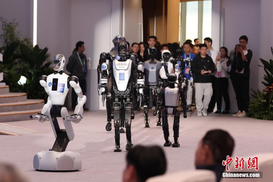2025中関村フォーラム年次総會で活躍したロボットに記念メダル授與