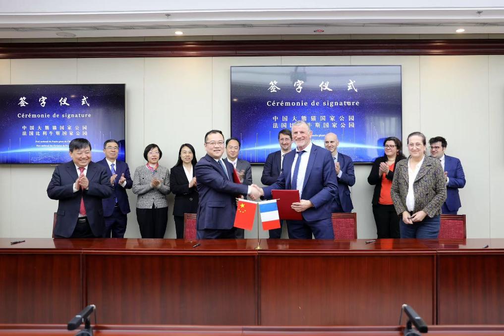 北京で中國ジャイアントパンダ國家公園管理局とフランスピレネー國立公園の連攜意向書に調(diào)印する中仏雙方。（畫像提供：取材先）