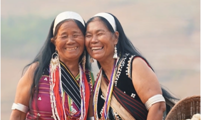 雲(yún)南省の佤族が田畑で伝統(tǒng)衣裝ファッションショー