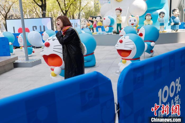 ドラえもんと記念寫真を撮影する來場者（4月1日撮影?殷立勤）。