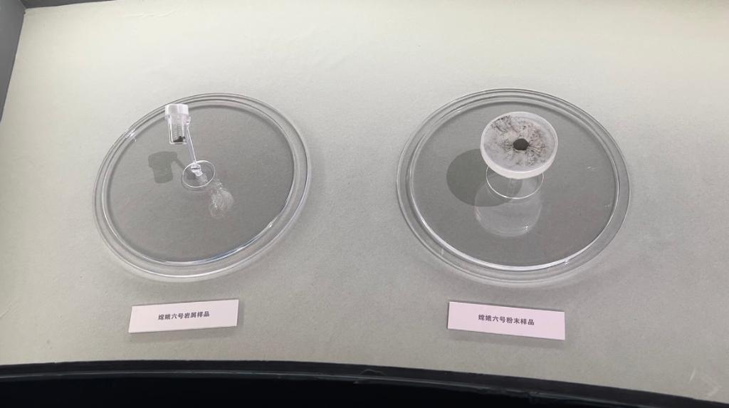 「嫦娥6號」の巖屑サンプルと粉末サンプル。撮影?劉禎