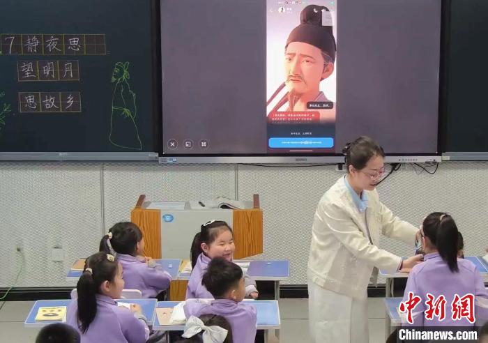 AIで生成した李白のバーチャルキャラクターを使って授業(yè)を行う王聡先生（寫真提供?取材対応者）。