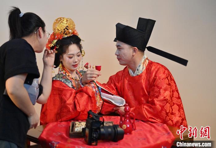 吉林省長春市で、漢服漢服のウエディングフォトを撮影する新婚カップル（4月1日撮影?張瑤）。