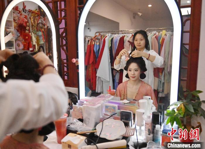 漢服のウエディングフォトが新婚カップルに人気　吉林省長春