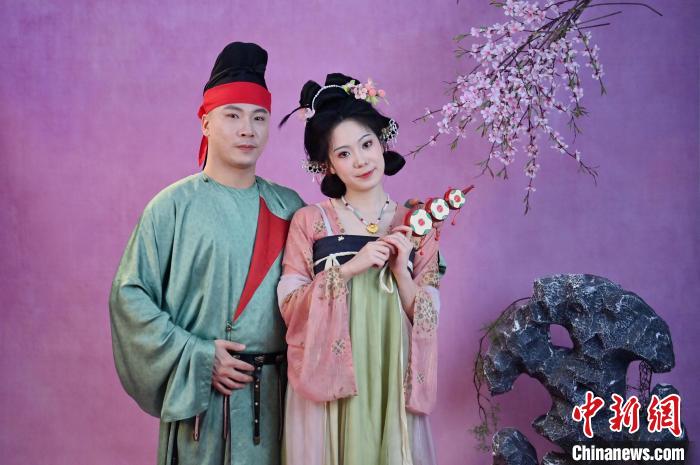 漢服のウエディングフォトが新婚カップルに人気　吉林省長(zhǎng)春