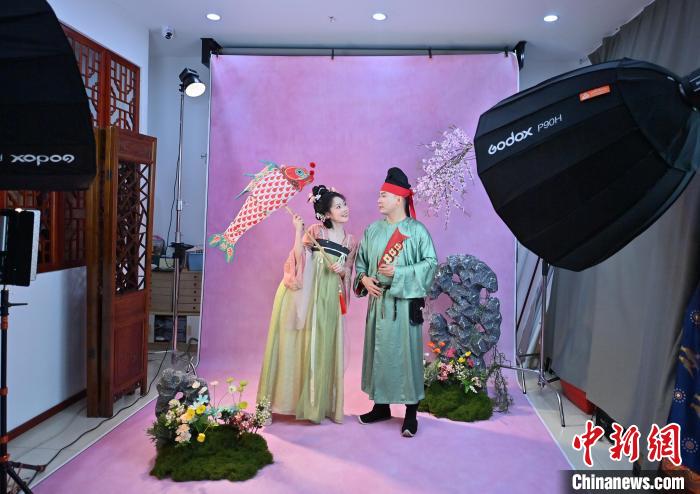 漢服のウエディングフォトが新婚カップルに人気　吉林省長(zhǎng)春