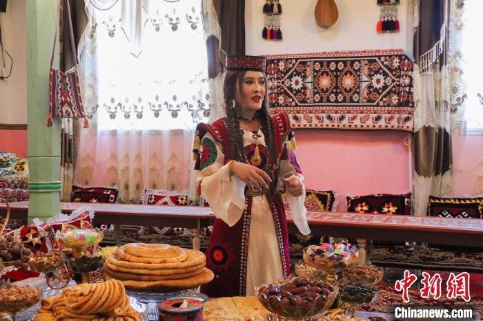 塔吉克族の伝統(tǒng)を活かした民泊施設(shè)を経営している廖艶玲さん（撮影?茍継鵬）。