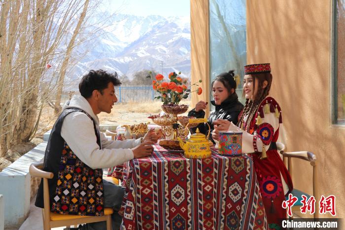 塔吉克族のスタッフと會話する廖艶玲さん（寫真一番右、撮影?茍継鵬）。