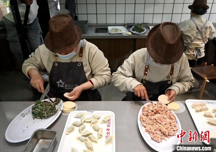 福建省で初の自閉癥の若者が働く手作り餃子カフェがオープン