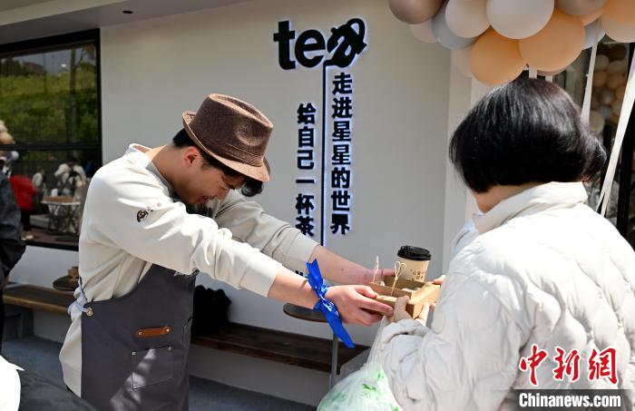 福建省で初の自閉癥の若者が働く手作り餃子カフェがオープン