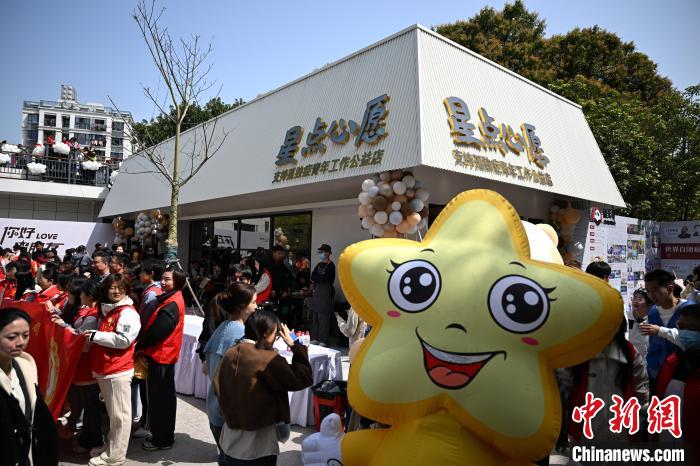 福建省で初の自閉癥の若者が働く手作り餃子カフェがオープン