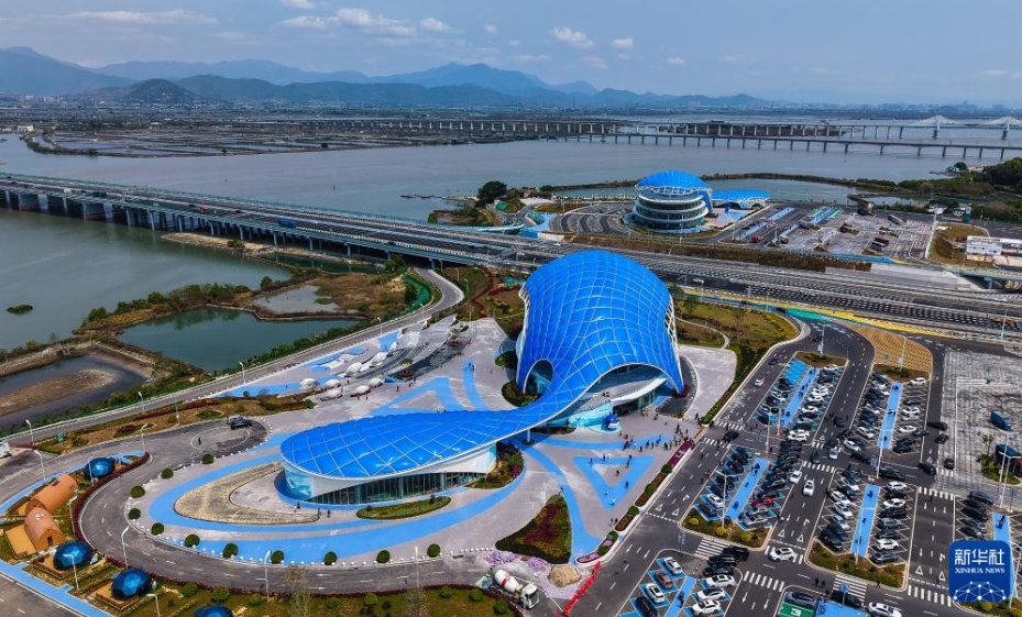 深汕西高速道路長沙灣サービスエリアのシロナガスクジラをデザインした外観（4月2日撮影?劉大偉）。