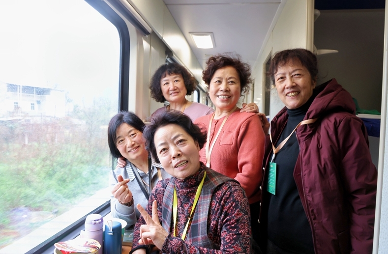 シルバー観光列車「環(huán)秦嶺」Y710號の車內(nèi)で記念寫真を撮影する女性たち（撮影?熊國棟）。