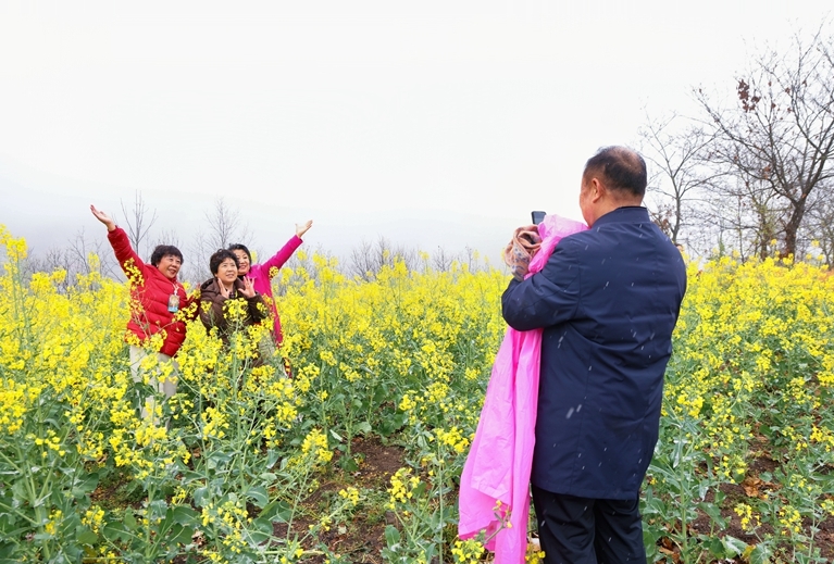 陝西省漢中市の菜の花畑で記念寫真を撮影する観光客（3月28日撮影?熊國棟）。