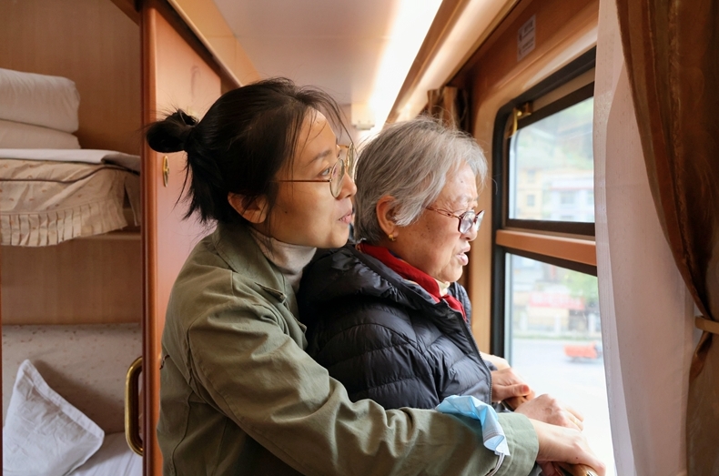 のんびりした旅行で、高齢の親と一緒に多くの時間を過ごせるようになっているシルバー観光列車（撮影?熊國棟）。