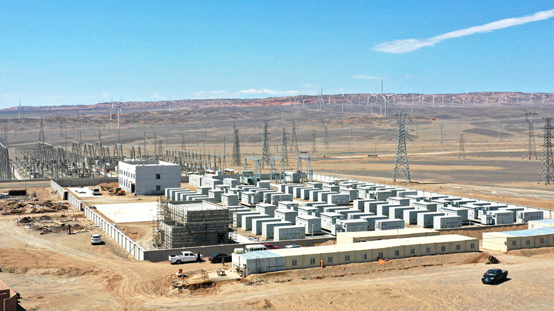 新疆初の電力網(wǎng)側(cè)新型獨立型エネルギー貯蔵発電所である哈密沃能十三間房エネルギー貯蔵第1発電所。撮影?馮洋