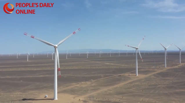 「巨大な風(fēng)車」並ぶ新疆の達(dá)坂城風(fēng)力発電所