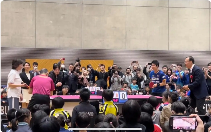 ゲストによる始球式（撮影?岳晨星）。