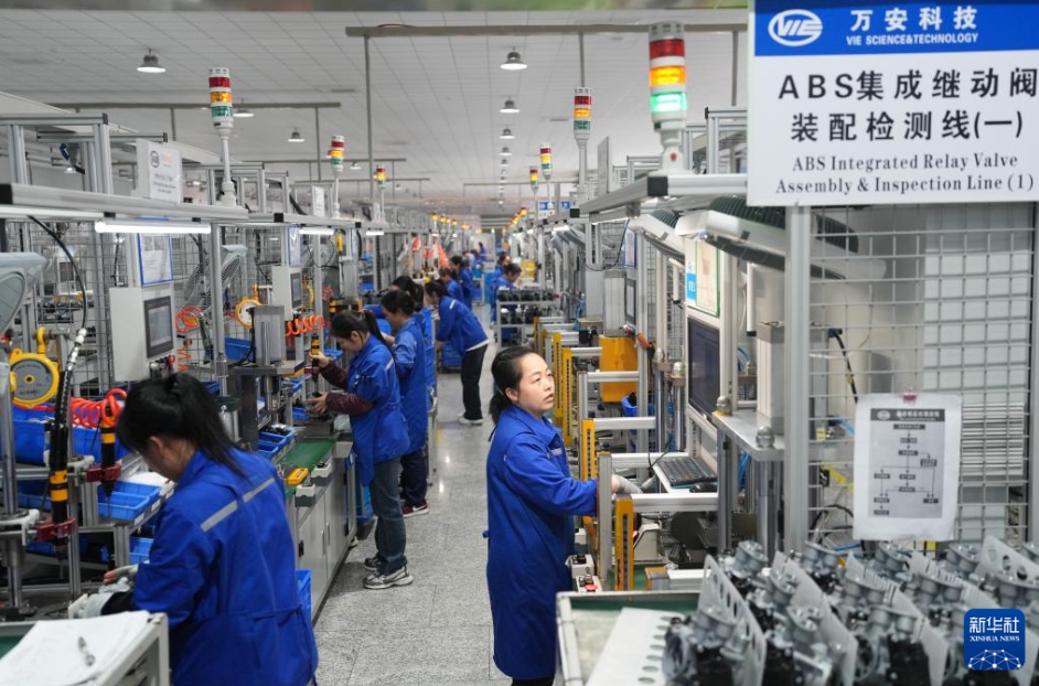 諸曁市店口鎮(zhèn)にある浙江萬(wàn)安科技有限公司のABS（アンチロック?ブレーキシステム）統(tǒng)合リレーバルブの組立検査ラインで働く作業(yè)員（4月7日撮影?翁忻暘）。