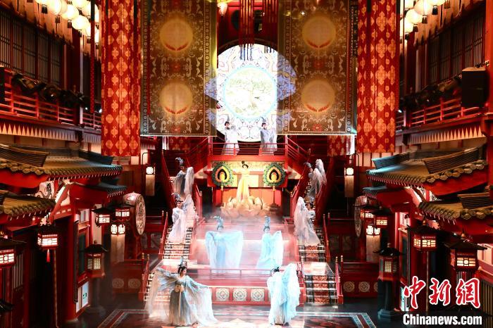 観光客を魅了するダンスパフォーマンス「霓裳羽衣舞」　陝西省西安