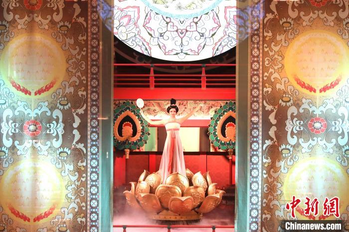 舞臺(tái)に登場(chǎng)した楊貴妃役のダンサー（撮影?張遠(yuǎn)）。