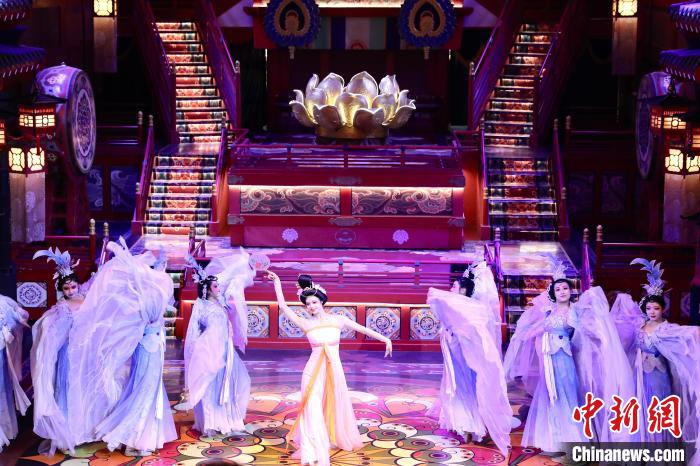 観光客を魅了するダンスパフォーマンス「霓裳羽衣舞」　陝西省西安