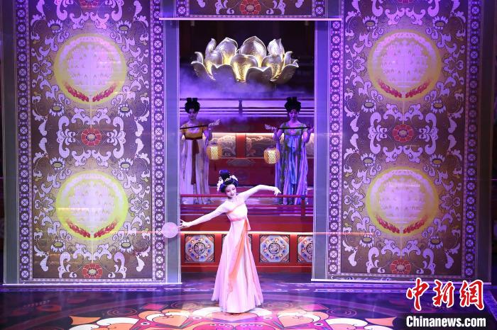 観光客を魅了するダンスパフォーマンス「霓裳羽衣舞」　陝西省西安