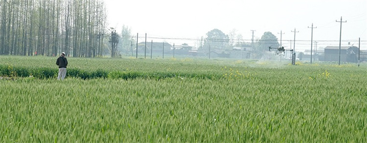 ドローンを操縦中の技術者。畫像提供：綿竹市メディアコンバージェンスセンター