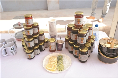 初のタンザニア産蜂蜜の対中國輸出発送式典が、2024年12月末に同國のダルエスサラームで行われた。寫真は式典會場に展示された蜂蜜製品。（寫真提供：東アフリカ商業(yè)貿(mào)易物流センター）