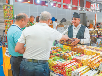 2024年9月、第21回中國?ASEAN博覧會が広西壯（チワン）族自治區(qū)南寧市で開幕した。寫真はネパールの出展業(yè)者が白檀製品を紹介している様子。（撮影?朱小明。寫真提供：影像中國）