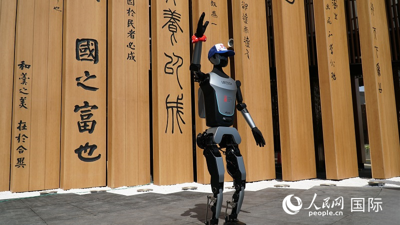 中國パビリオンの來場者にスマートガイドサービスを提供する最新世代の人型ロボット「Walker 行者」。（撮影?蔣暁辰）