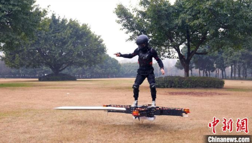 【音聲ニュース】四川省の男性が人を乗せて飛ぶリアルな「飛剣」を制作