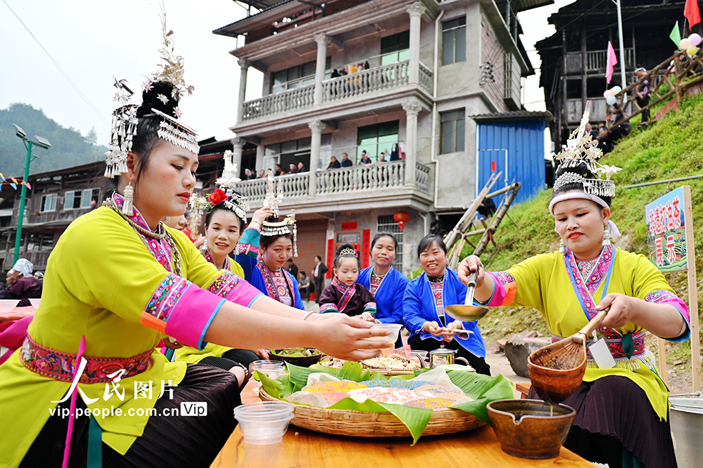 広西壯族自治區(qū)柳州市三江侗族自治県洋渓郷高露村で開(kāi)催された第6回油茶文化フェスティバル（4月7日撮影?蘭堃/寫真著作権は人民図片が所有のため転載禁止）。