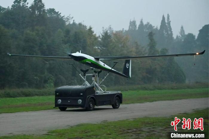 水素燃料ドローンが自動(dòng)運(yùn)転車から飛び立つ瞬間。（寫真提供：中國航空工業(yè)集団成都飛機(jī)工業(yè)<集団>有限責(zé)任公司）