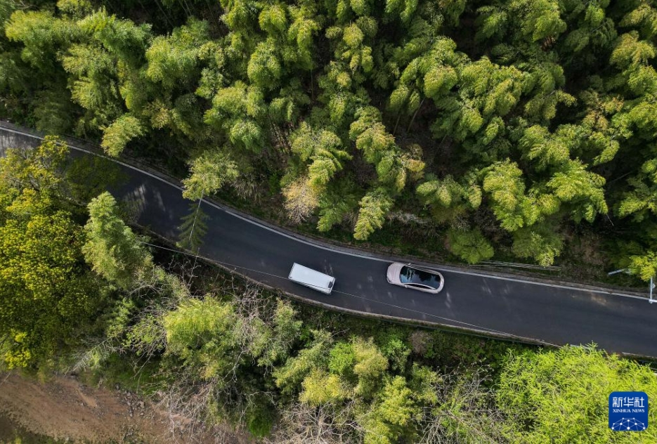 スマート無(wú)人配送車の走行試験を?qū)g施　浙江省湖州