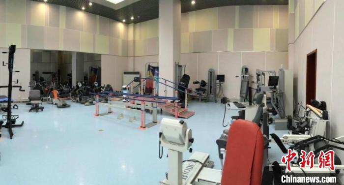 リハビリテーション科のリハビリ用設(shè)備（寫真提供?中日友好醫(yī)院リハビリテーション醫(yī)學(xué)科）。