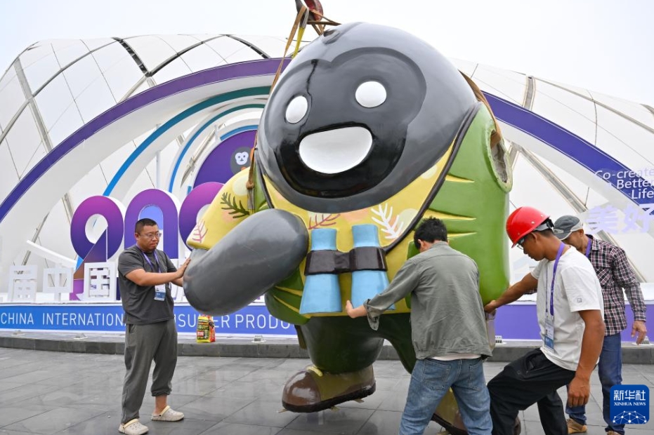 第5回消費(fèi)財(cái)博の開(kāi)幕控え、會(huì)場(chǎng)の設(shè)置作業(yè)始まる　海南省