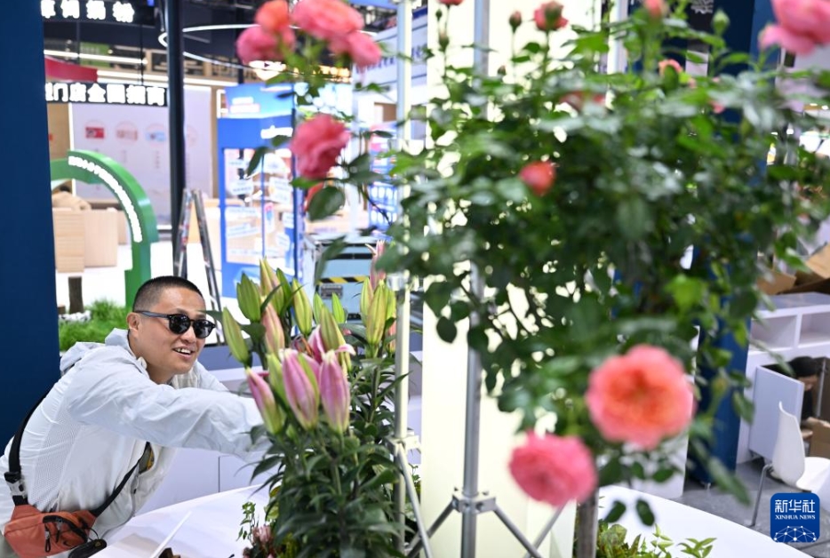 第5回消費(fèi)財(cái)博の開(kāi)幕控え、會(huì)場(chǎng)の設(shè)置作業(yè)始まる　海南省