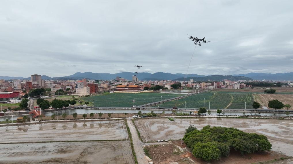 1日に福建省南安市で撮影されたドローンによる物資輸送の様子（ドローン撮影）。撮影?周義