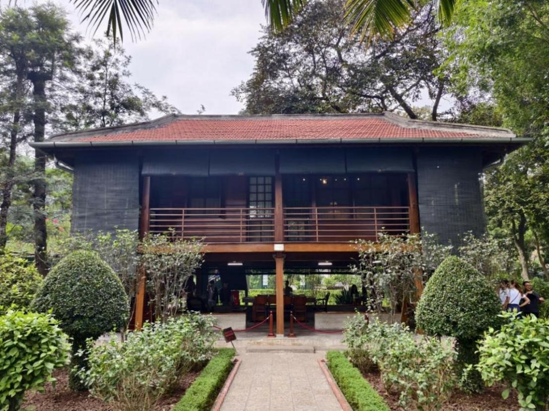 2025年4月12日、ベトナム?ハノイにある高床式のホーチミン舊居を見學(xué)する観光客（撮影?王玉琳）