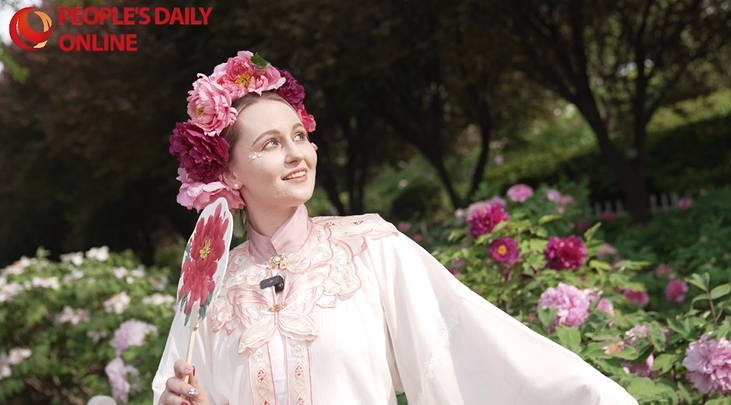 ロシア人女性が「牡丹の仙女」に扮し、牡丹フェスティバルを楽しむ　山東省